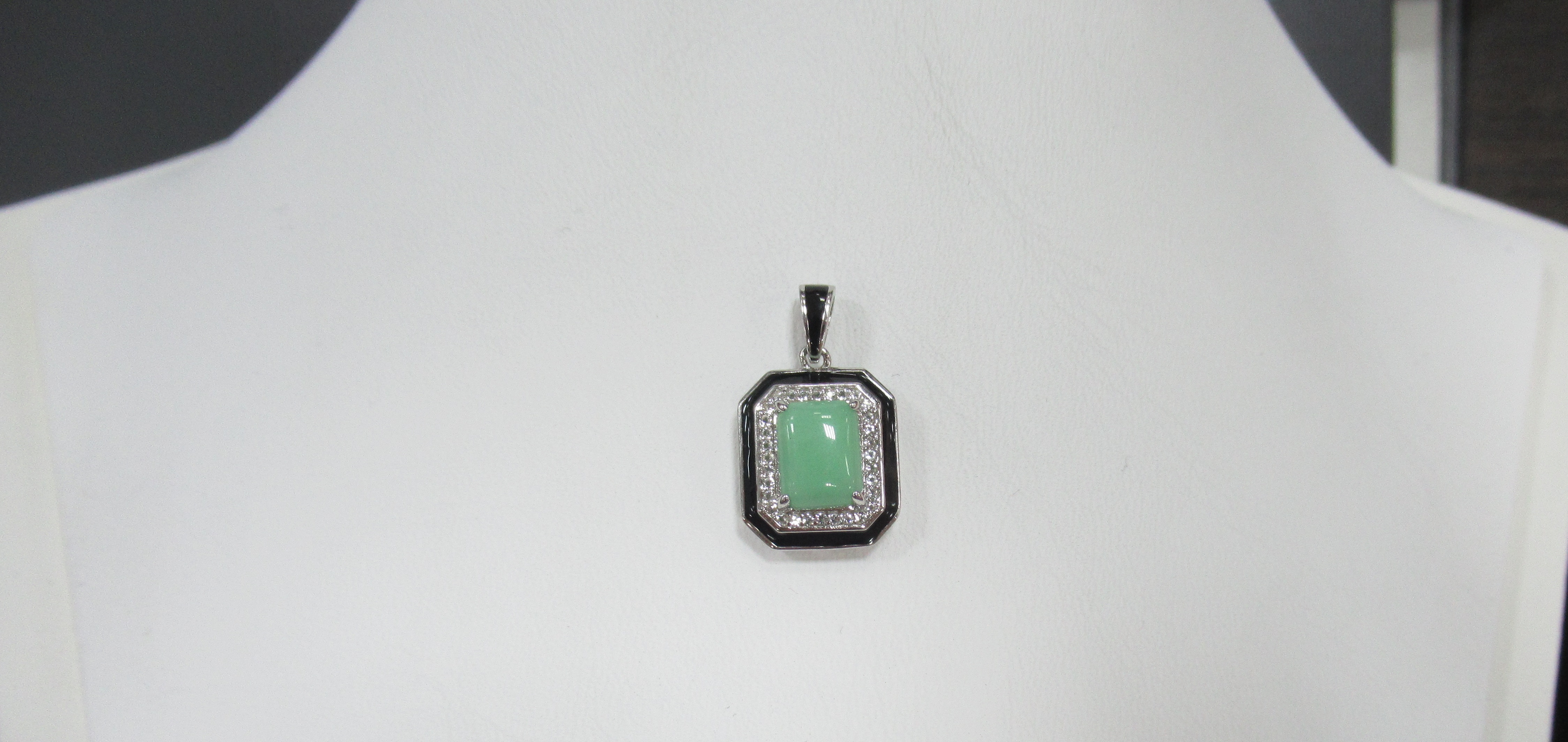 Серебряная подвеска с зеленым халцедоном